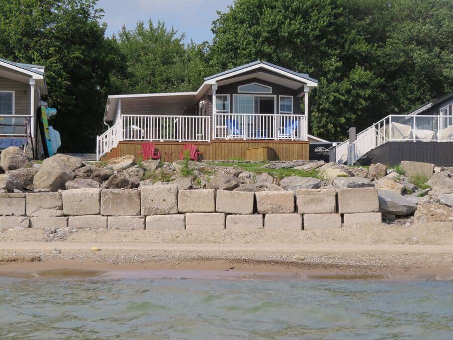 Fronts directly onto Wyldewood Beach