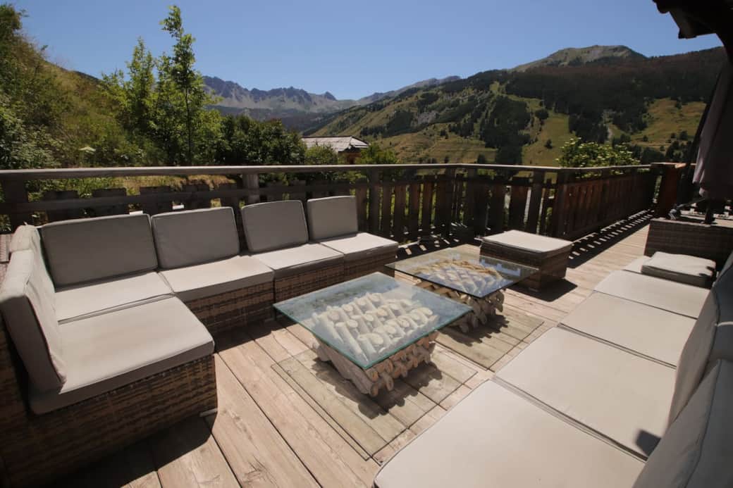 Terrasse extérieure au niveau du salon, idéal pour boire un verre en regardant la montagne Terrasse extérieure au niveau du salon, idéal pour boire un verre en regardant la montagne