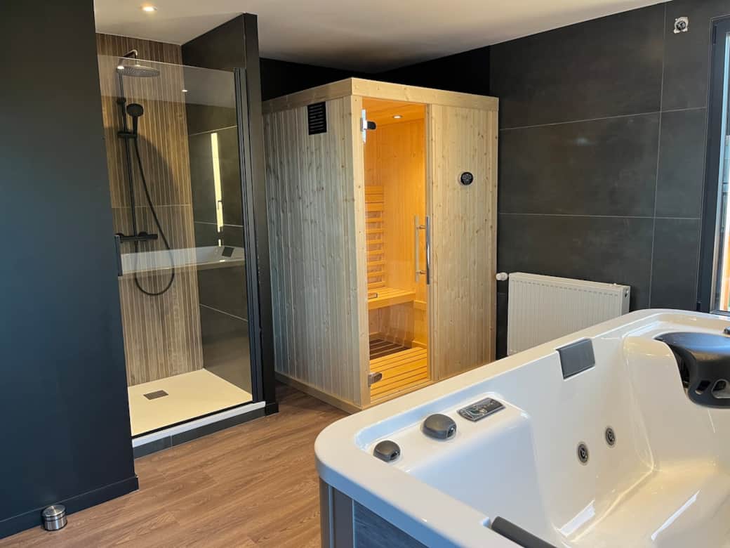 Volupté - espace détente avec jacuzzi / spa et sauna intérieur privé