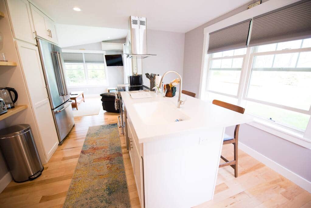 Kitchen with eat-in bar