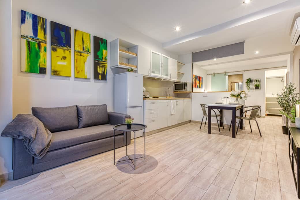 Bright open-plan studio with fully equipped kitchenette and dining space