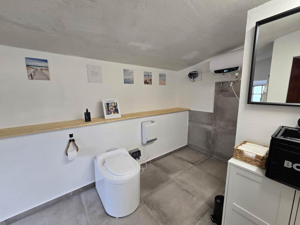 Komfort im Backsteinhaus: Euer modernes, privates Badezimmer mit Walk-In-Dusche und WC.