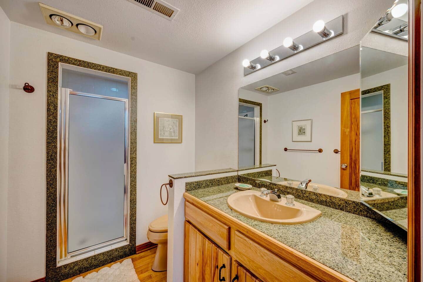 New York Store Suite bathroom