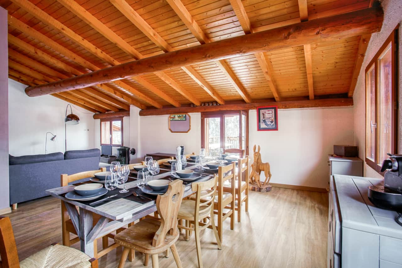 Salle à manger spacieuse pour 10, idéale pour déguster raclettes et fondues.