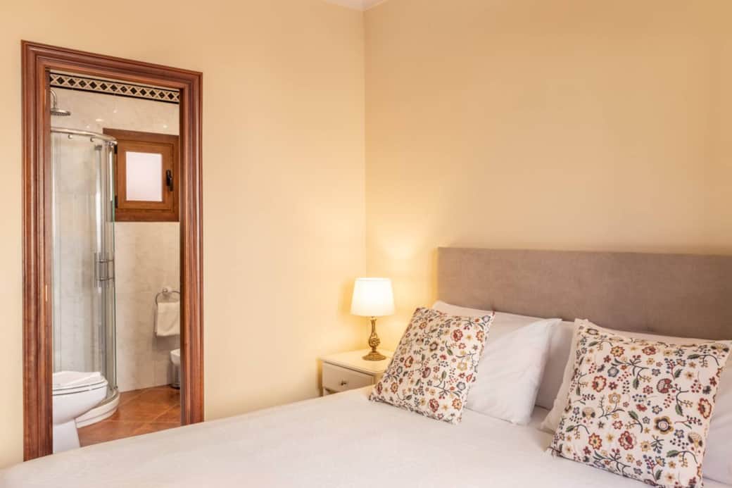 Habitación principal con baño en suite