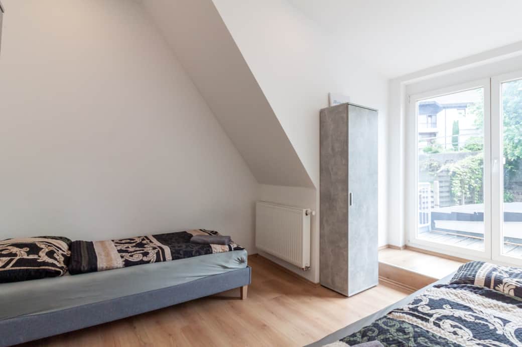 Schlafzimmer 1 | 2 gemütliche Einzelbetten mit Zugang zum Balkon Schlafzimmer 1 | 2 gemütliche Einzelbetten mit Zugang zum Balkon