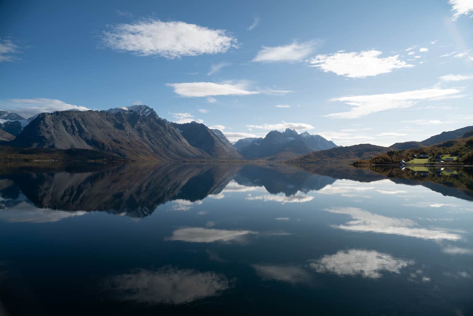 Spiegelglatter Ullsfjord mit Wolken und Bergen