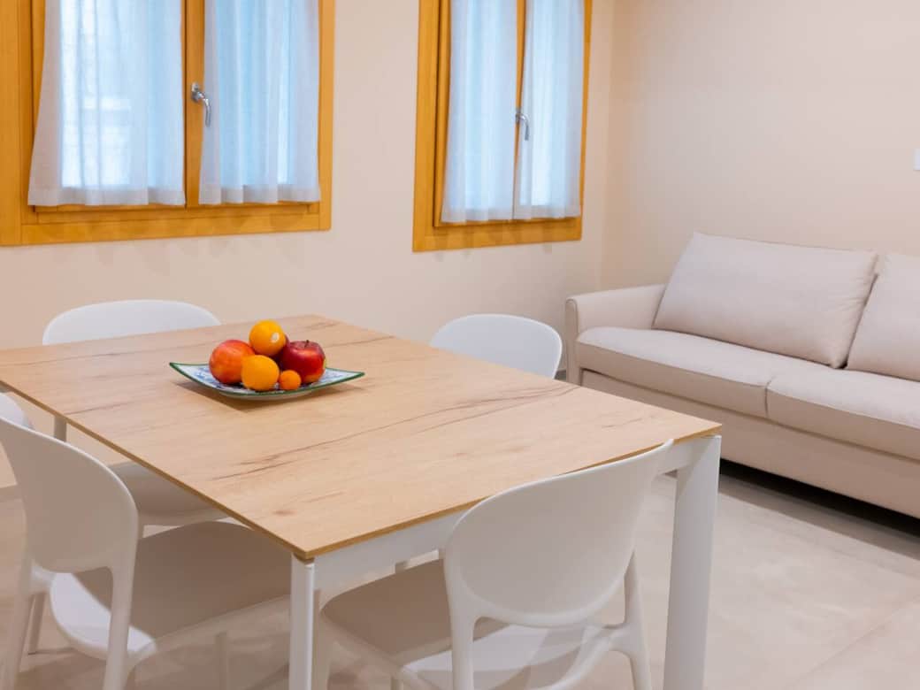 Tavolo e divano/lettto zona soggiorno