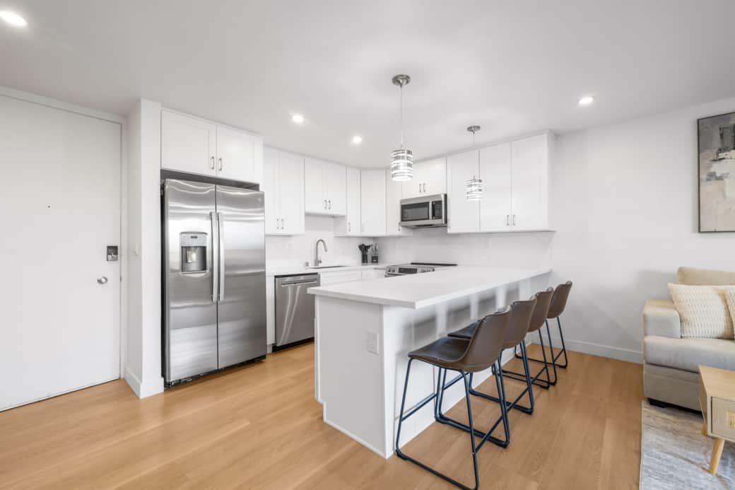 Fully Equipped Kitchen w/ Breakfast Bar
