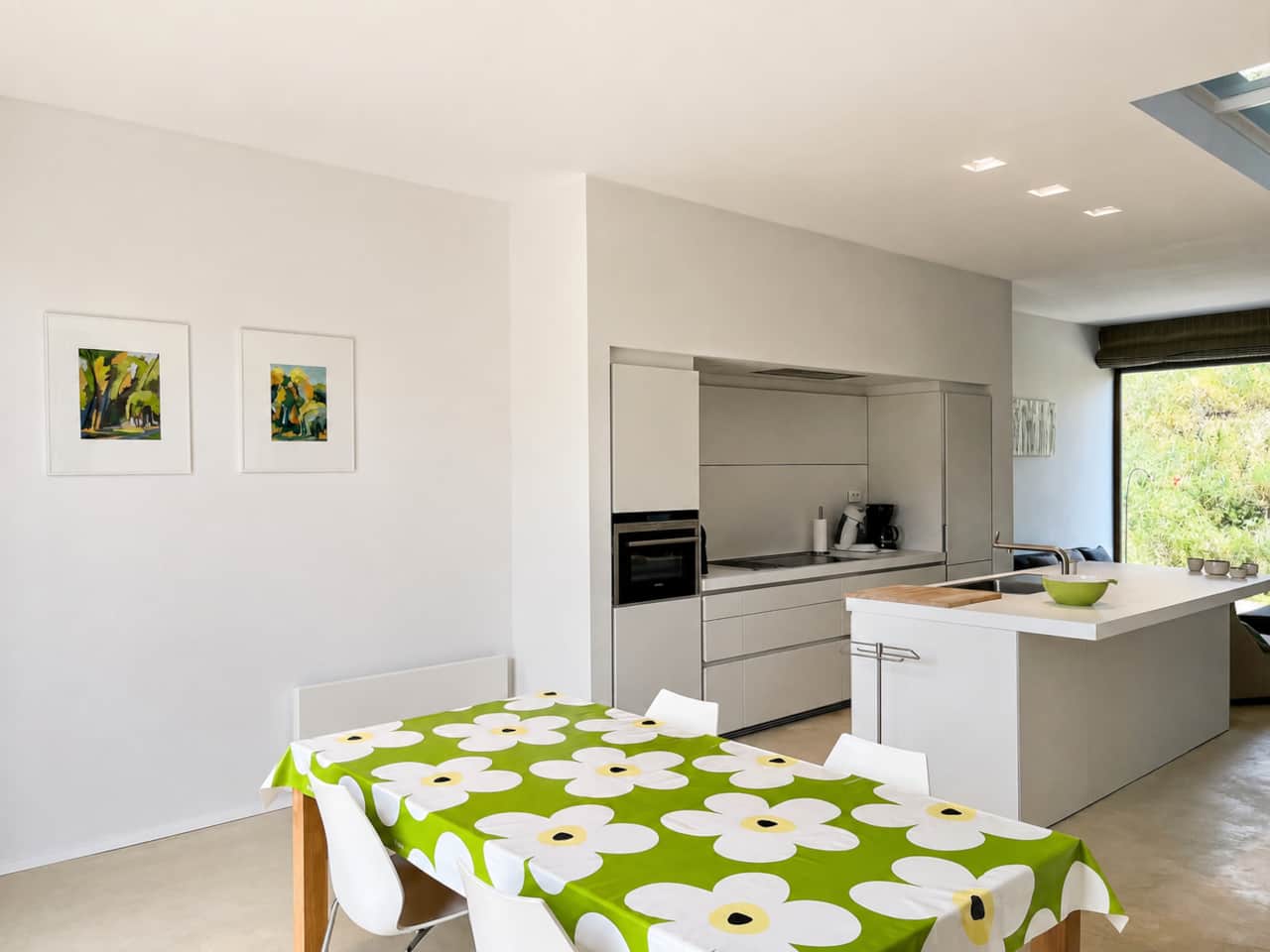 Eethoek en open keuken met kookeiland
