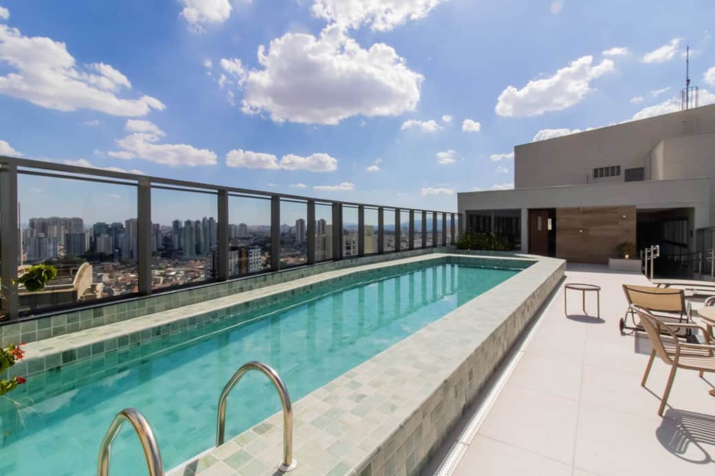 Área de lazer no rooftop com piscina e vista incrível de Guarulhos.