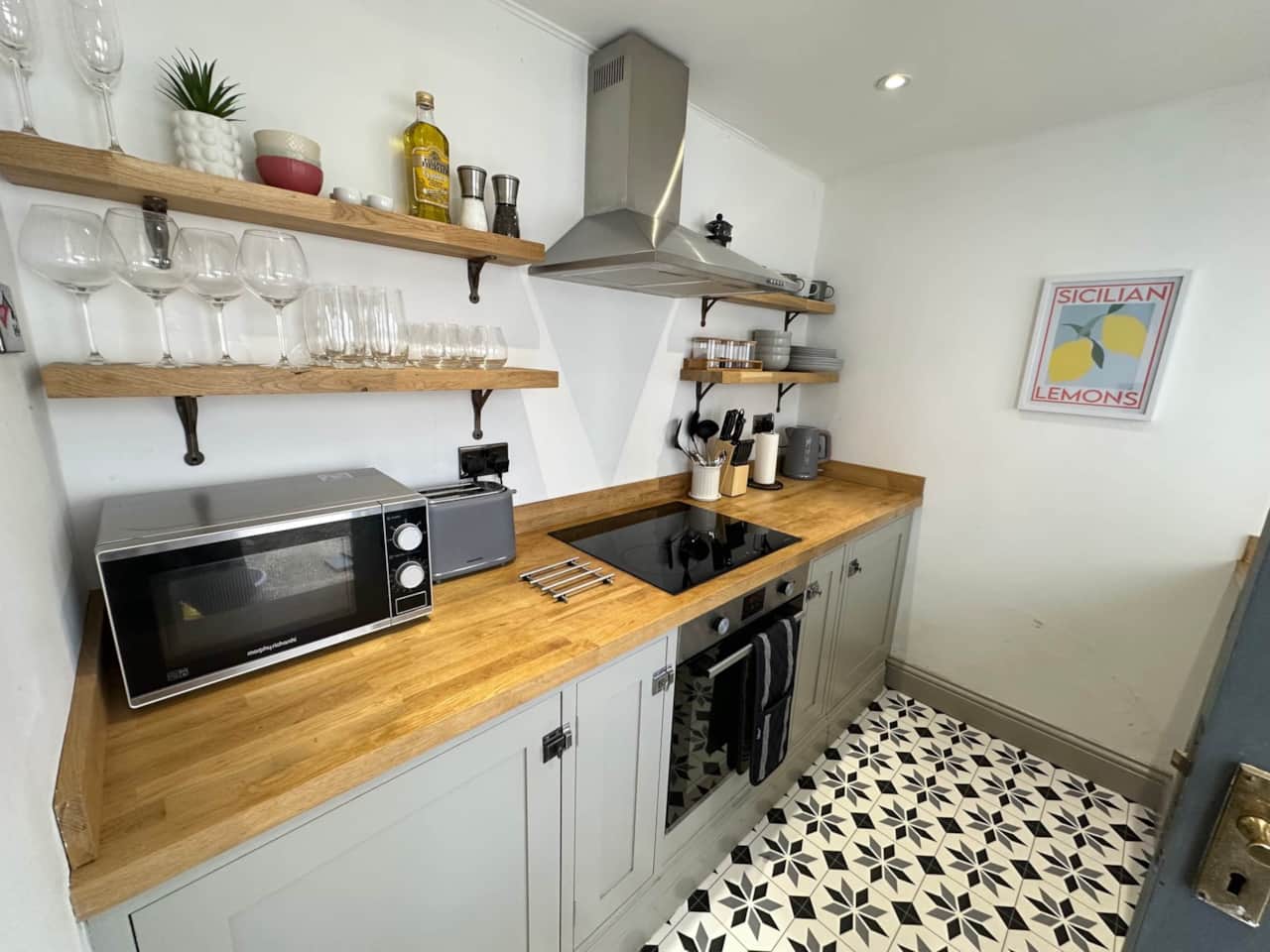 Kitchen inc Microwave, Kettle, Toaster, Oven