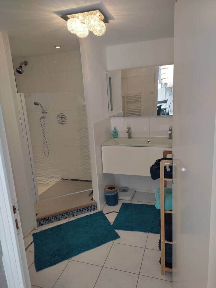 La salle de bain.
Douche à l'italienne, toilettes attenantes 