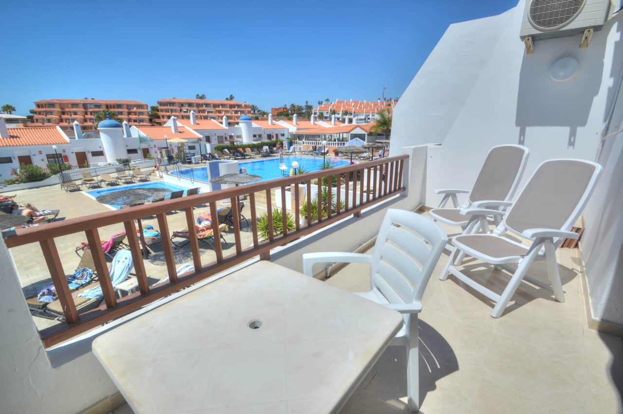 Vista de la piscina desde el balcón.
