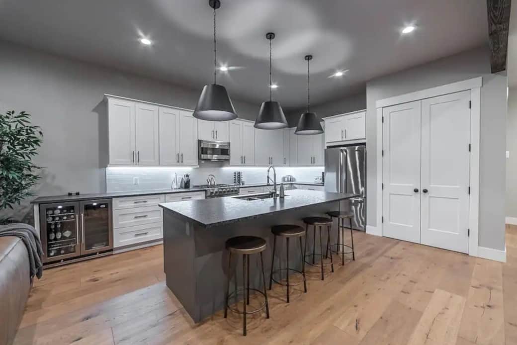 Fully equipped kitchen with island seating for four 