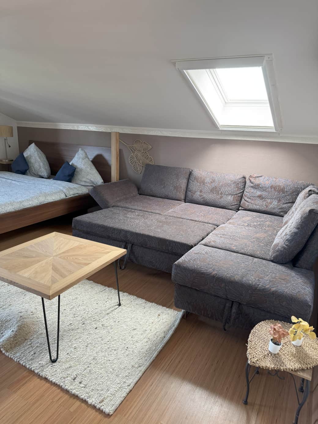 Wohnzimmer, ausgezogene Schlafcouch