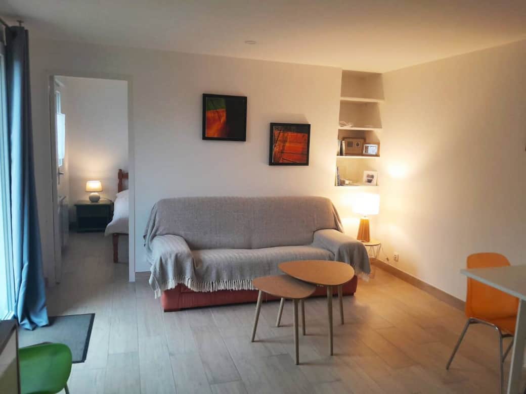 La pièce de vie avec son canapé lit à usage quotidien 