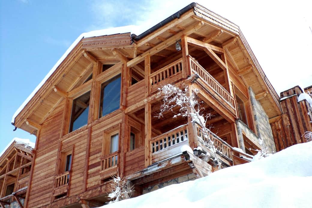 La façade ouest du chalet, face aux pistes de ski et à la montagne. Ce chalet possède 2 terrasses couvertes dont une avec le jacuzzi. La façade ouest du chalet, face aux pistes de ski et à la montagne. Ce chalet possède 2 terrasses couvertes dont une avec le jacuzzi.