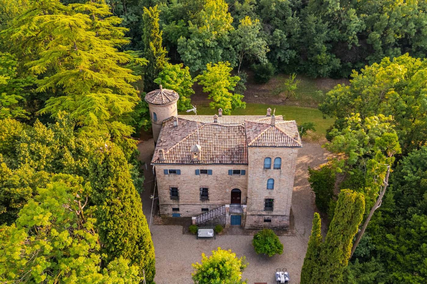 Il castello immerso nel parco secolare