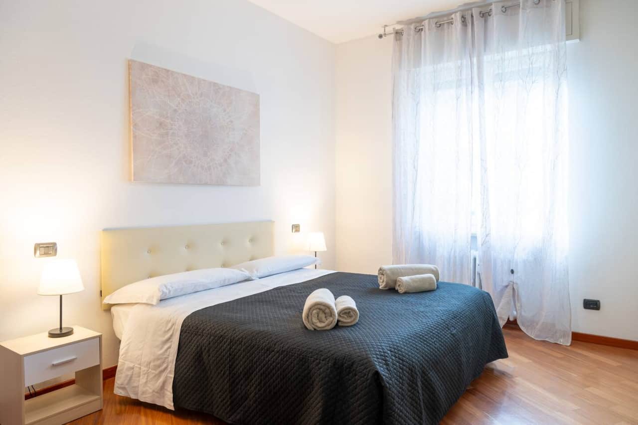 Camera padronale con letto matrimoniale, armadio spazioso e dotata di biancheria da letto completa