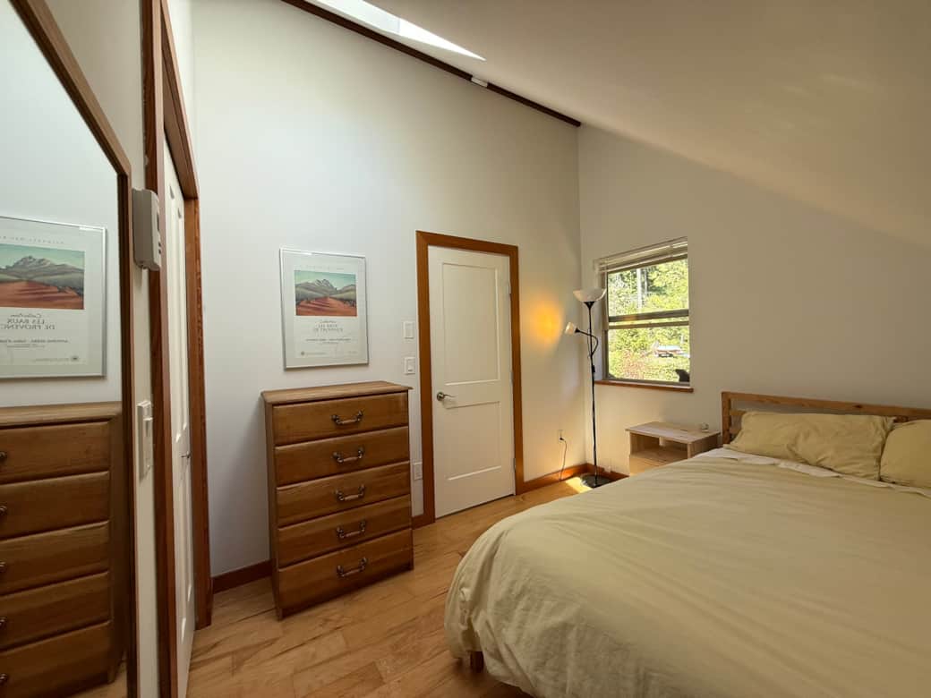 Primary bedroom with Queen bed Primary bedroom with Queen bed