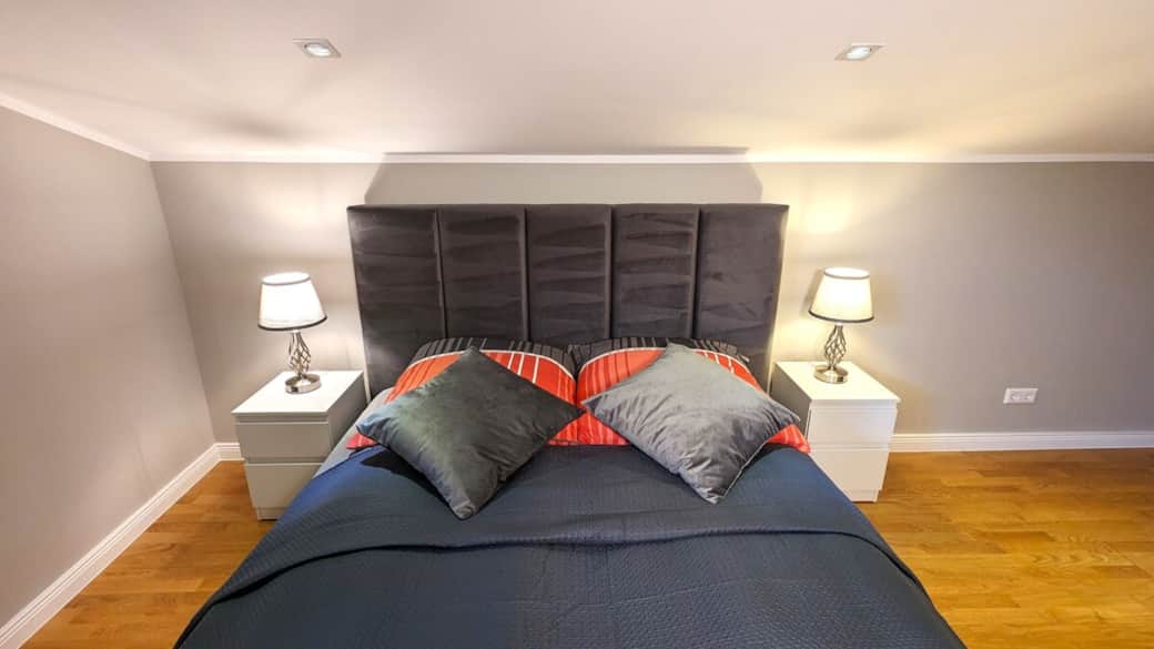 Komfortables Doppelbett 160cmx200cm mit stilvoller Beleuchtung in modernem, großzügigem Zimmer