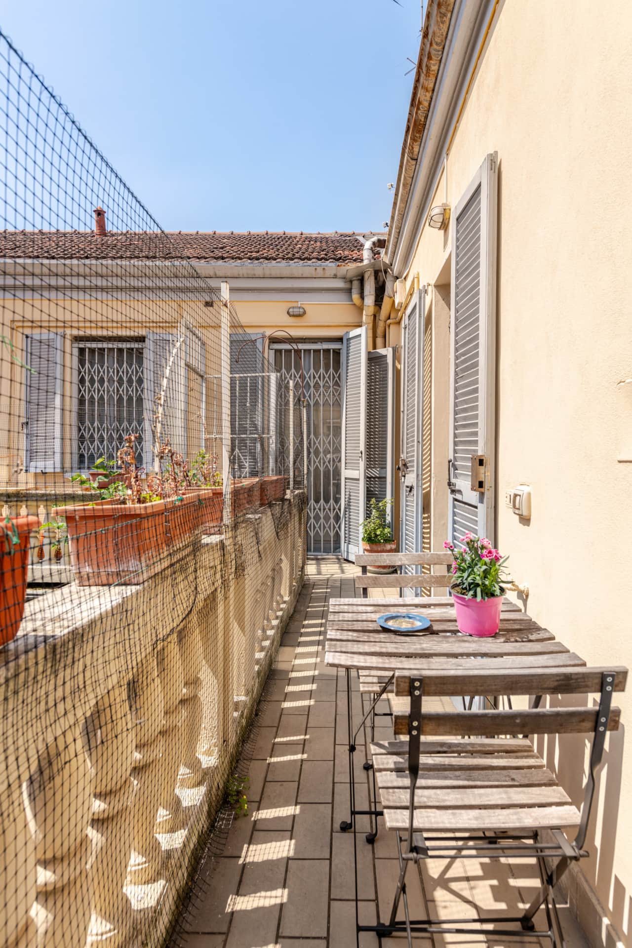 Balcone con ringhiera in metallo e vista sugli edifici