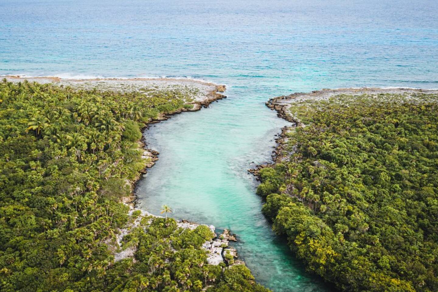 Los huéspedes también tienen acceso a esta hermosa laguna, perfecta para hacer snorkel y disfrutar de la naturaleza. Camine unos 14 minutos o conduzca y estacione más cerca, luego continúe a pie hasta este escape tropical.