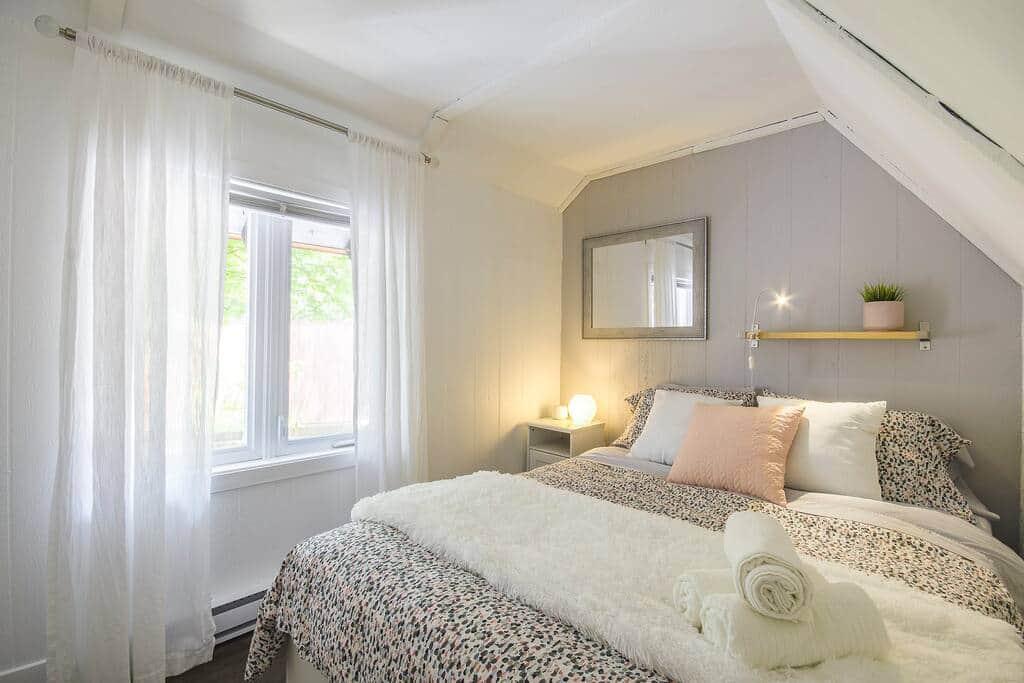 Chambre à coucher 1: lit queen