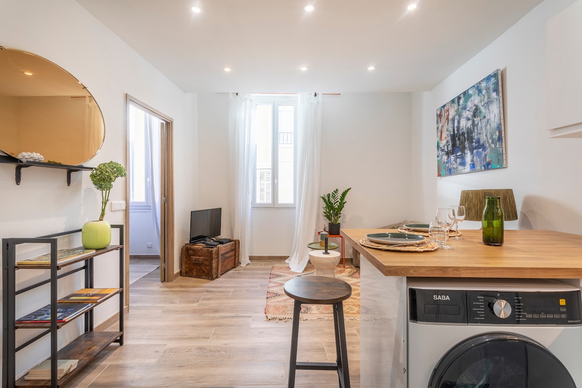 Beautiful apartment in downtown Aix, AC