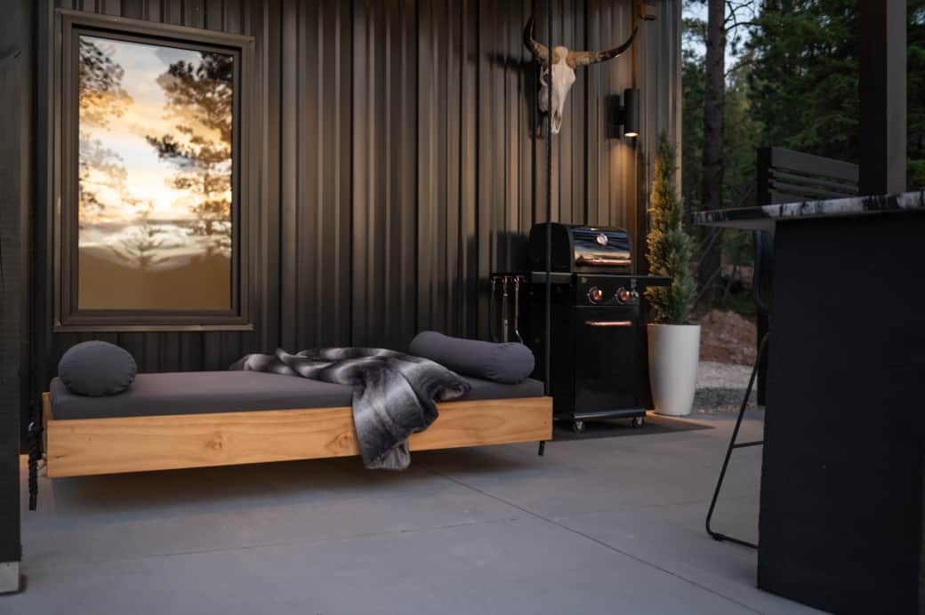 Swinging daybed & BBQ grill