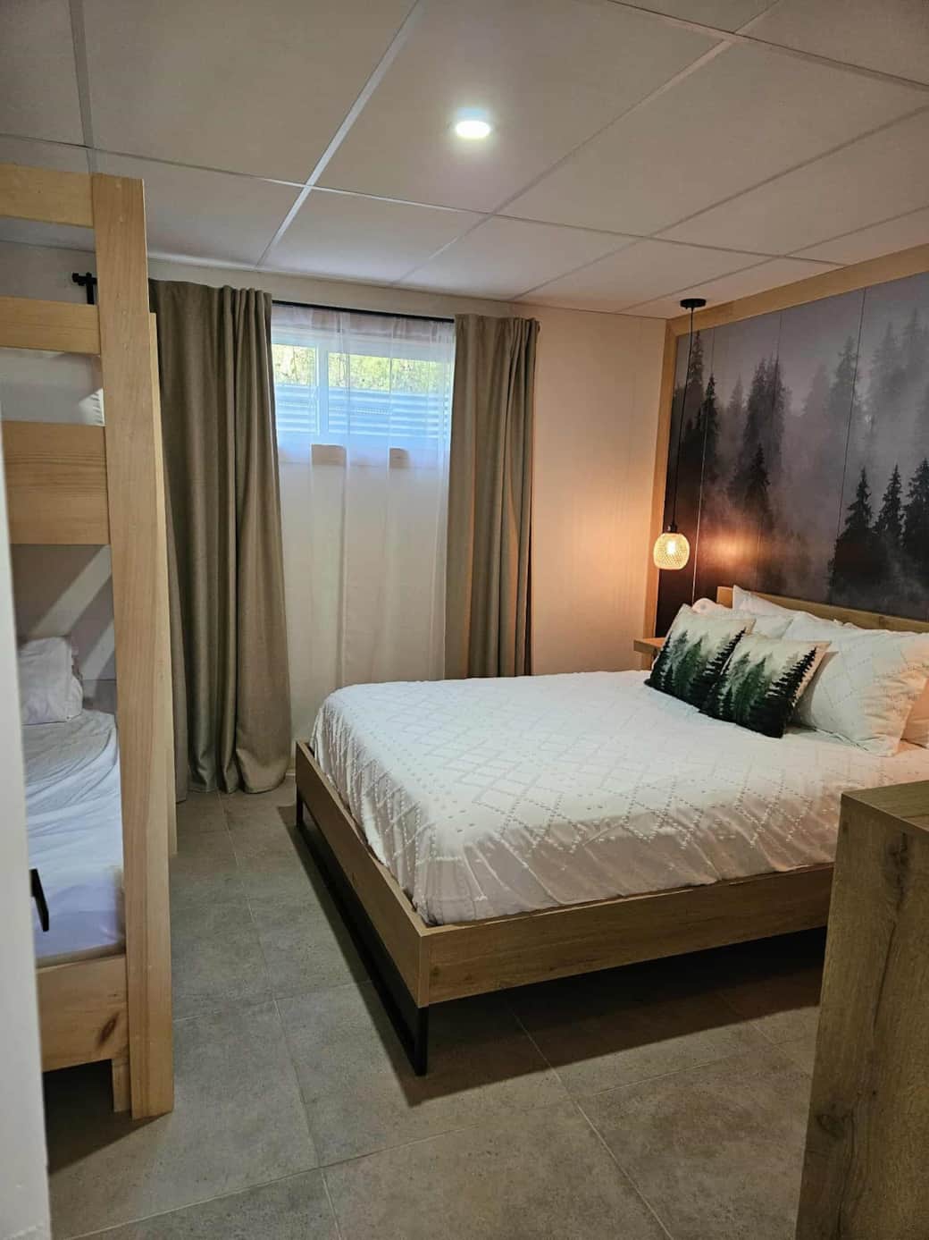 Chambre 2 (lit queen + 2 lits simples XL)