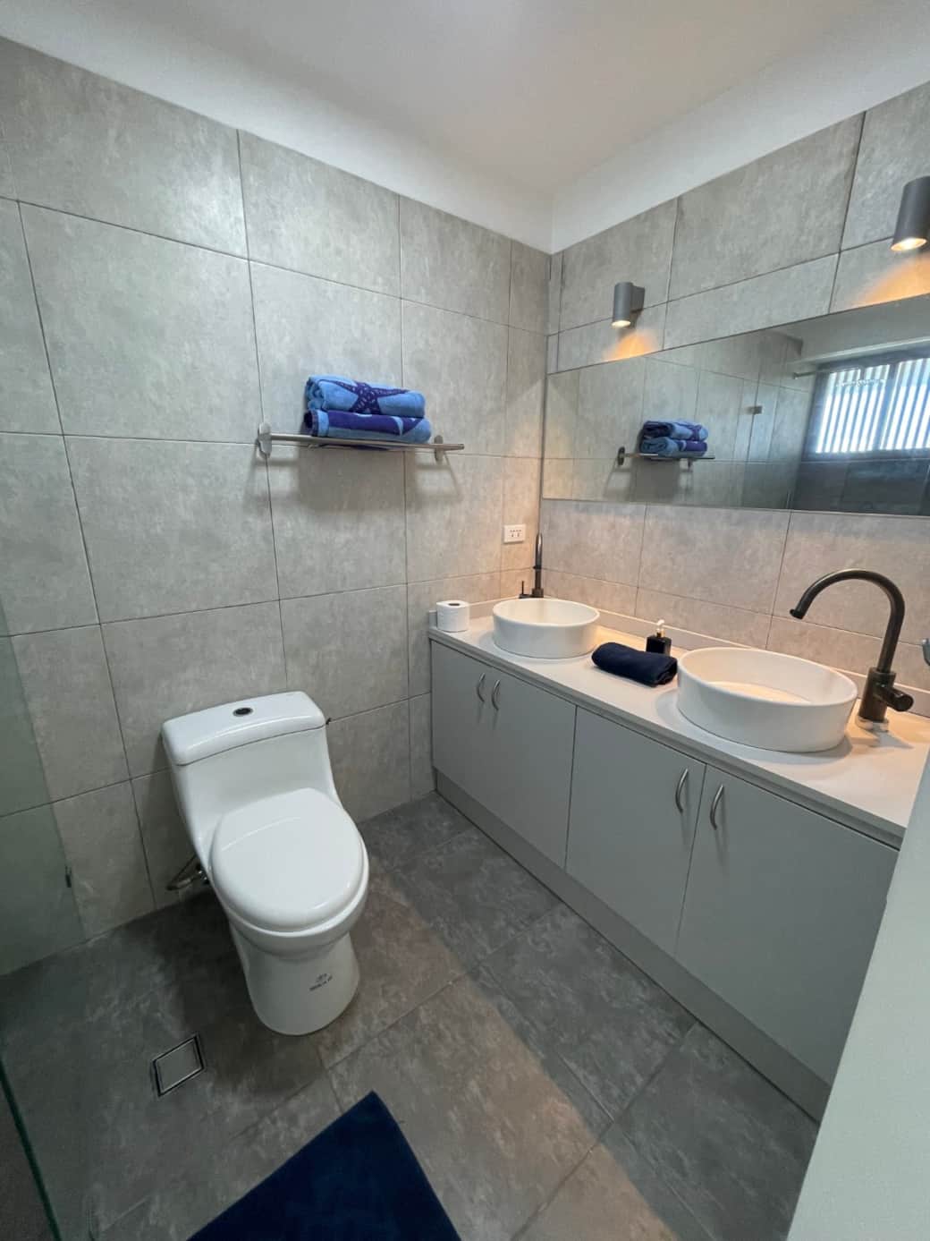 Bathroom (Master bedroom)