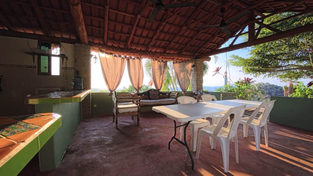 Outdoor kitchen counter green tile Outdoor kitchen counter green tile
