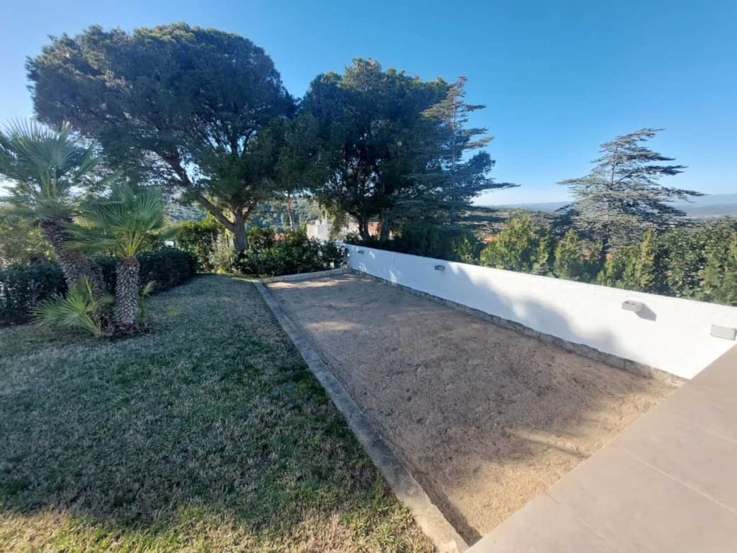 Mediterranean villa with pétanque ground — relax and play outdoors Mediterranean villa with pétanque ground — relax and play outdoors
