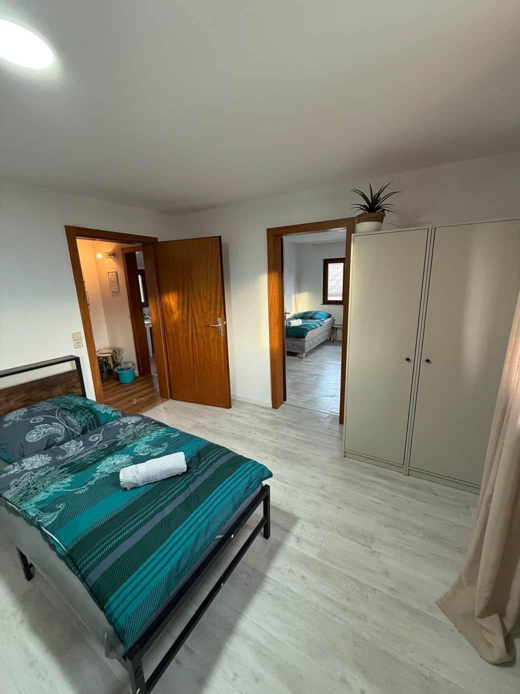 Schlafzimmer 1 | 2 bequeme Einzelbetten mit Kleiderschrank Schlafzimmer 1 | 2 bequeme Einzelbetten mit Kleiderschrank