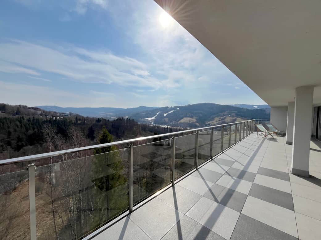 Výhled z krytého balkonu