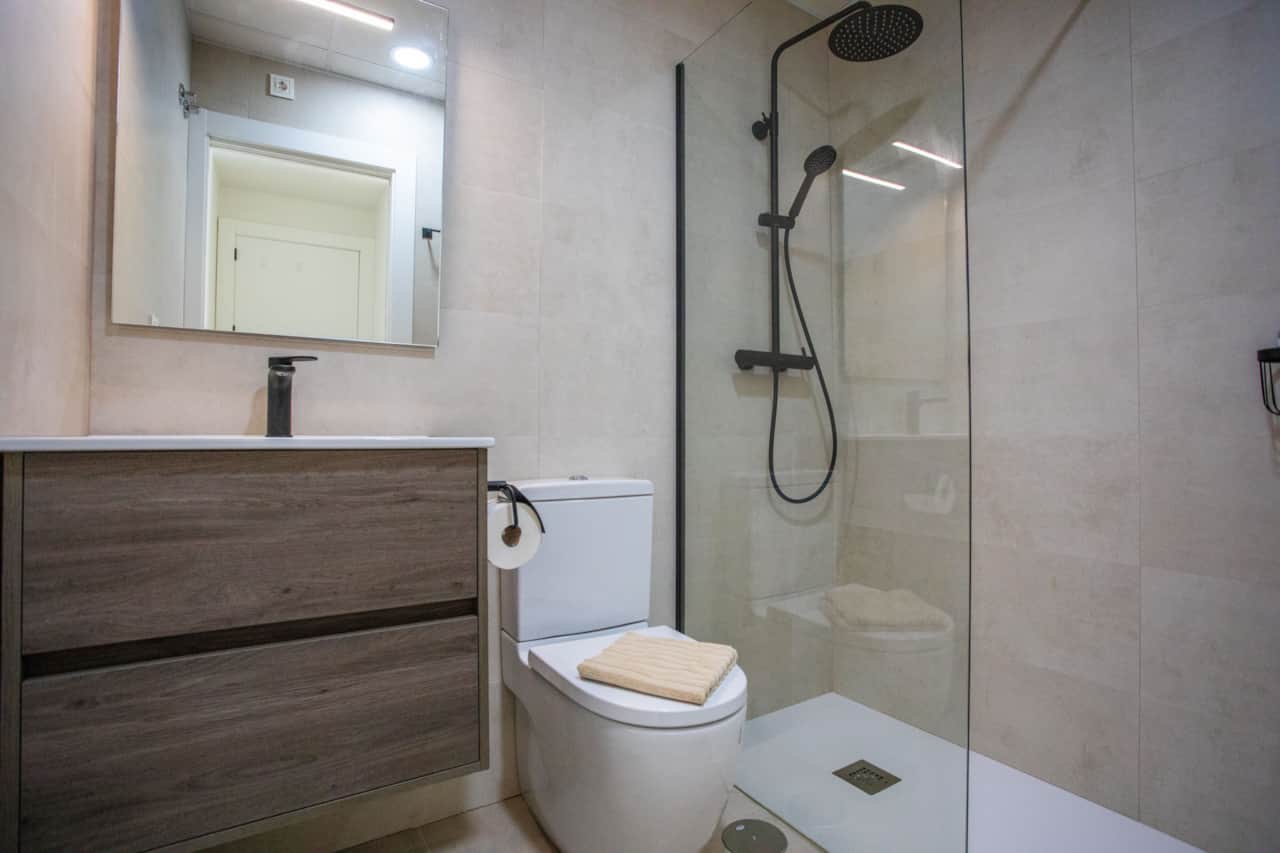 En suite bathroom 1