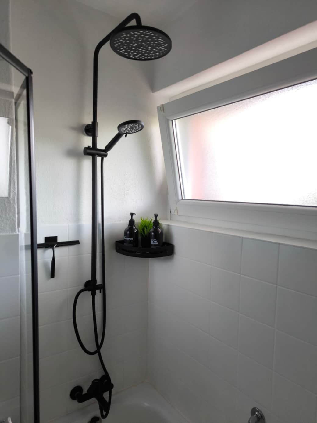 Erfrischung pur: Starte perfekt in den Tag in unserem modernisierten Badezimmer. Ob eine belebende Dusche oder ein entspanntes Bad in der Wanne â hier findest du beides. Erfrischung pur: Starte perfekt in den Tag in unserem modernisierten Badezimmer. Ob eine belebende Dusche oder ein entspanntes Bad in der Wanne â hier findest du beides.