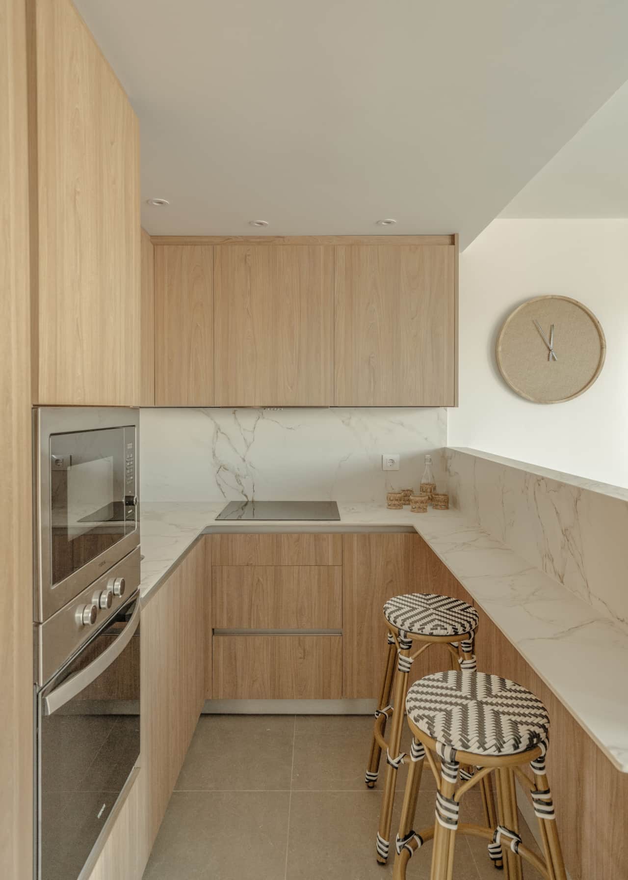 Cocina de diseño con todos los complementos