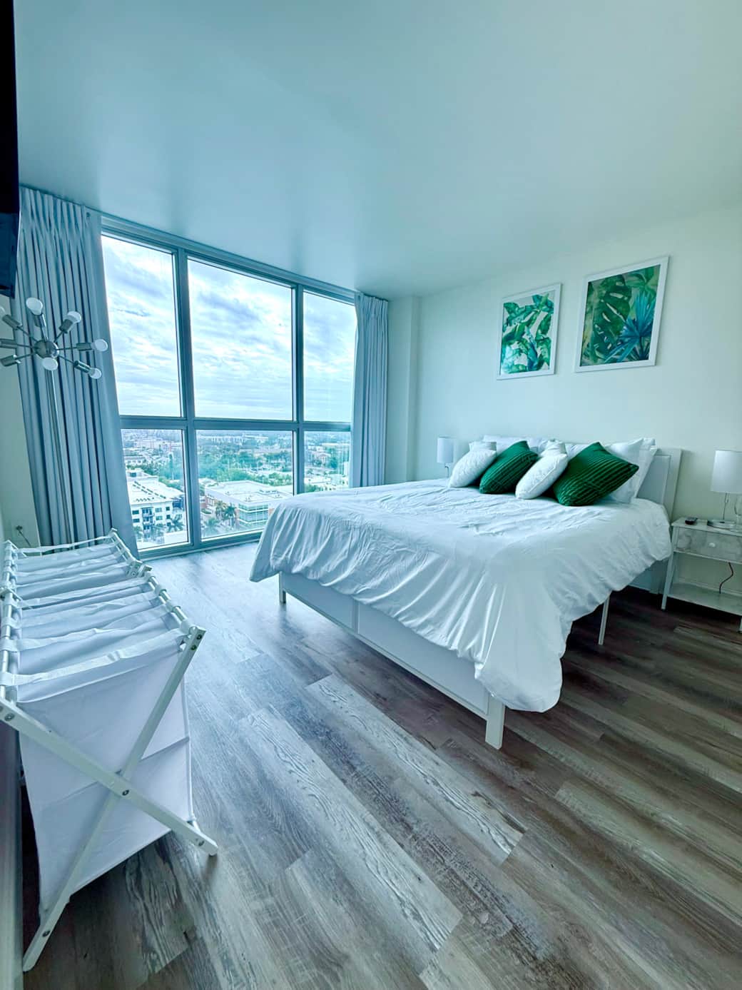 Bedroom Queen Bed + Smart TV