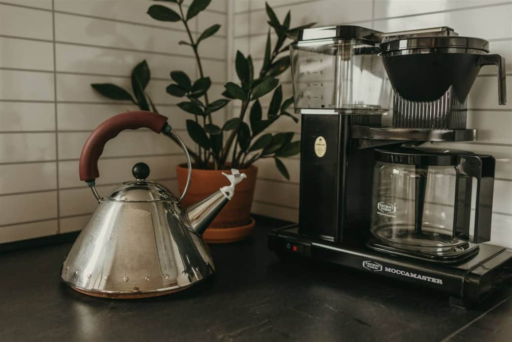 Make your morning coffee with a drip machine or a French press, use the whistling kettle to warm your tea water and help yourself with coffee and tea.