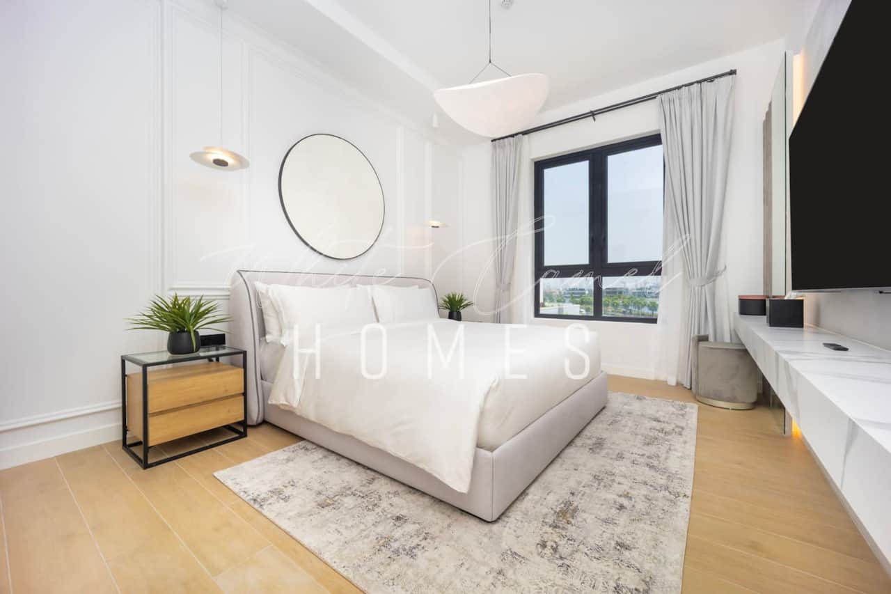 Ein stilvoll eingerichtetes Schlafzimmer mit hochwertigem Four Seasons Bett, passender Matratze und edlem Bettzeug für höchsten Schlafkomfort. Ideal für erholsame Nächte in luxuriöser Atmosphäre.
