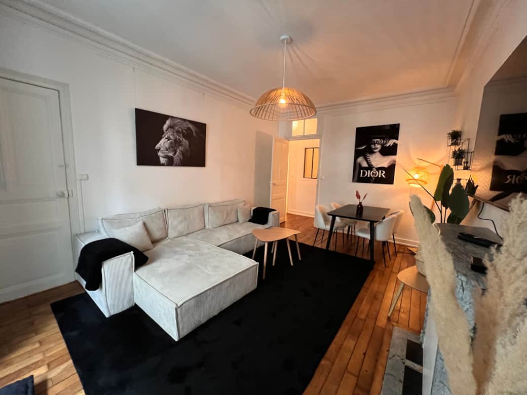 Espace moderne et pratique avec un coin détente chaleureux et spacieux. Espace moderne et pratique avec un coin détente chaleureux et spacieux.