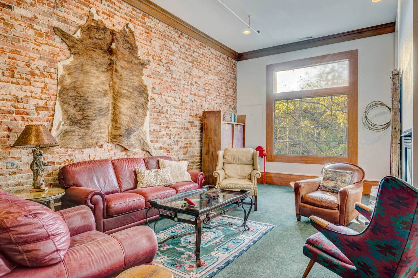 New York Store Suite original timber columns