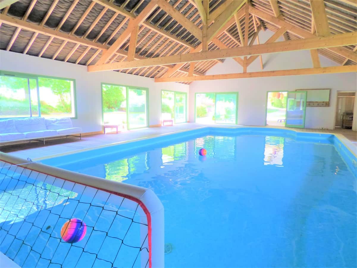 Pool house 295m2 avec piscine intérieur chauffée à 39C même l hiver. 
Jacuzy (Jacuzy non garantie encore). Bar/kitchenette, douche et wc.