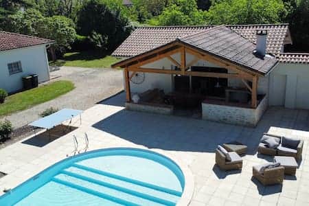 Une belle terrasse ombragée.