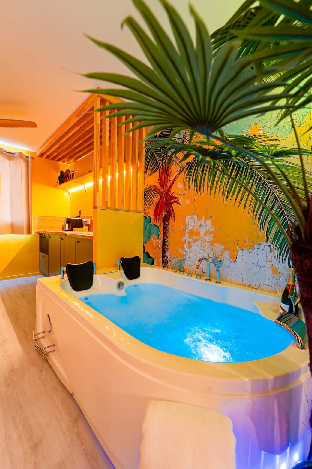 Espace balnéo dédié à la détente avec baignoire équipée de jets massants et de bulles relaxantes. Profitez également de la chromothérapie pour une ambiance apaisante et une véritable parenthèse de bien-être. Espace balnéo dédié à la détente avec baignoire équipée de jets massants et de bulles relaxantes. Profitez également de la chromothérapie pour une ambiance apaisante et une véritable parenthèse de bien-être.