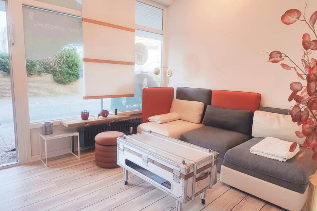 Lichtdurchflutetes Wohnzimmer und 2. Schlafzimmer. Mit Design Gardinen und Plissee lässt es sich anpassen von absoluter Privatsphäre bis zu freuen Blick ins Grüne.