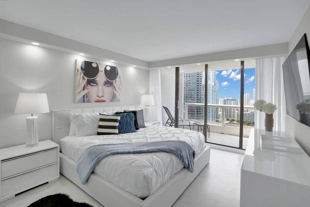2nd bedroom, king bed, 55" Roku streaming tv, balcony access